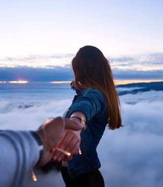 couple-on-top-of-mountain-mobile